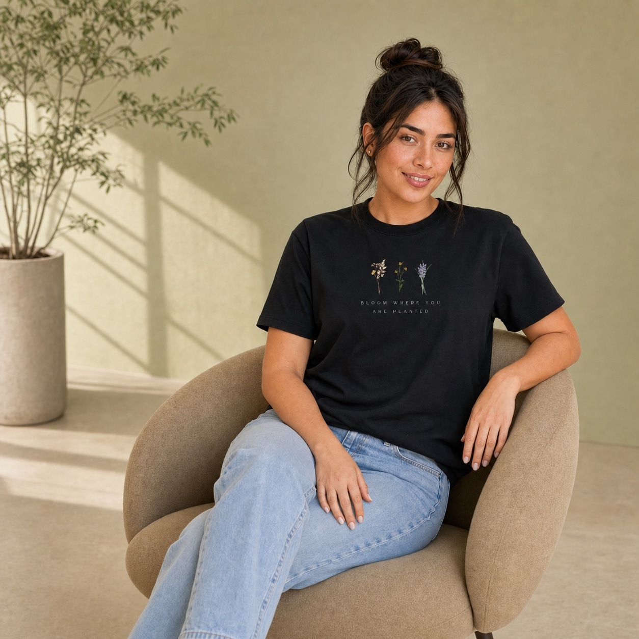 Modelo sentada con la camiseta Bloom
