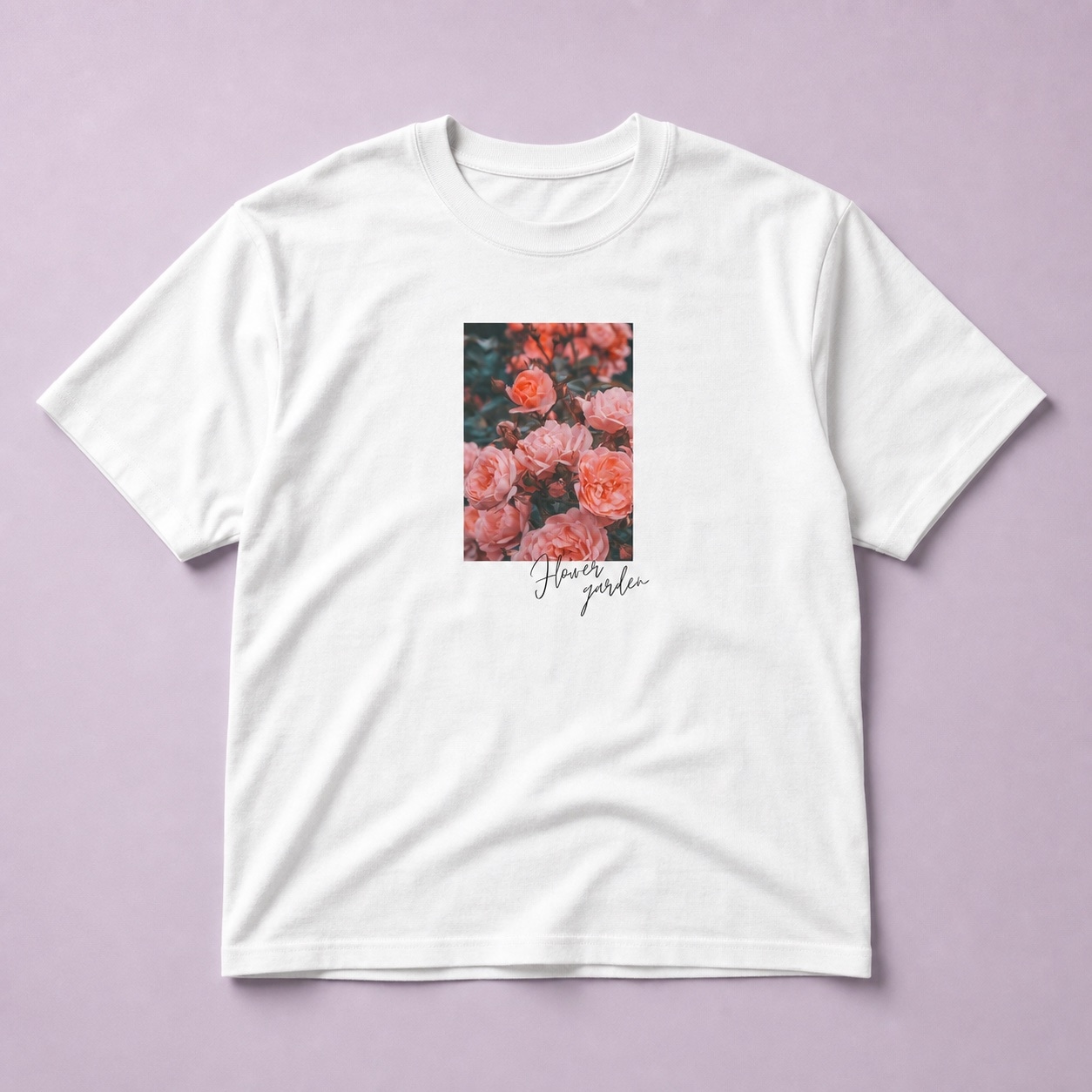 La camiseta Flower garden completa sobre fondo lila