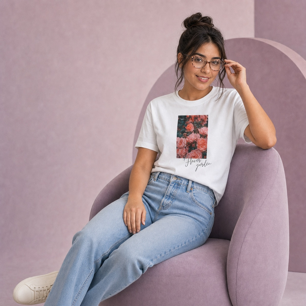 Modelo sentada en un sillón lila con la camiseta Flower garden
