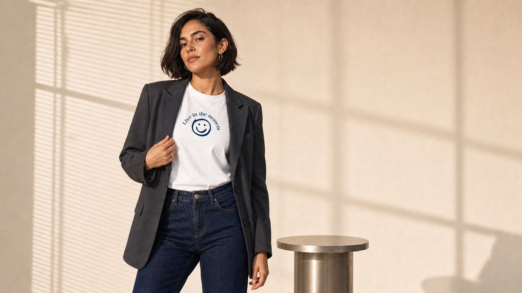 Modelo con la camiseta Live in the moment y blazer