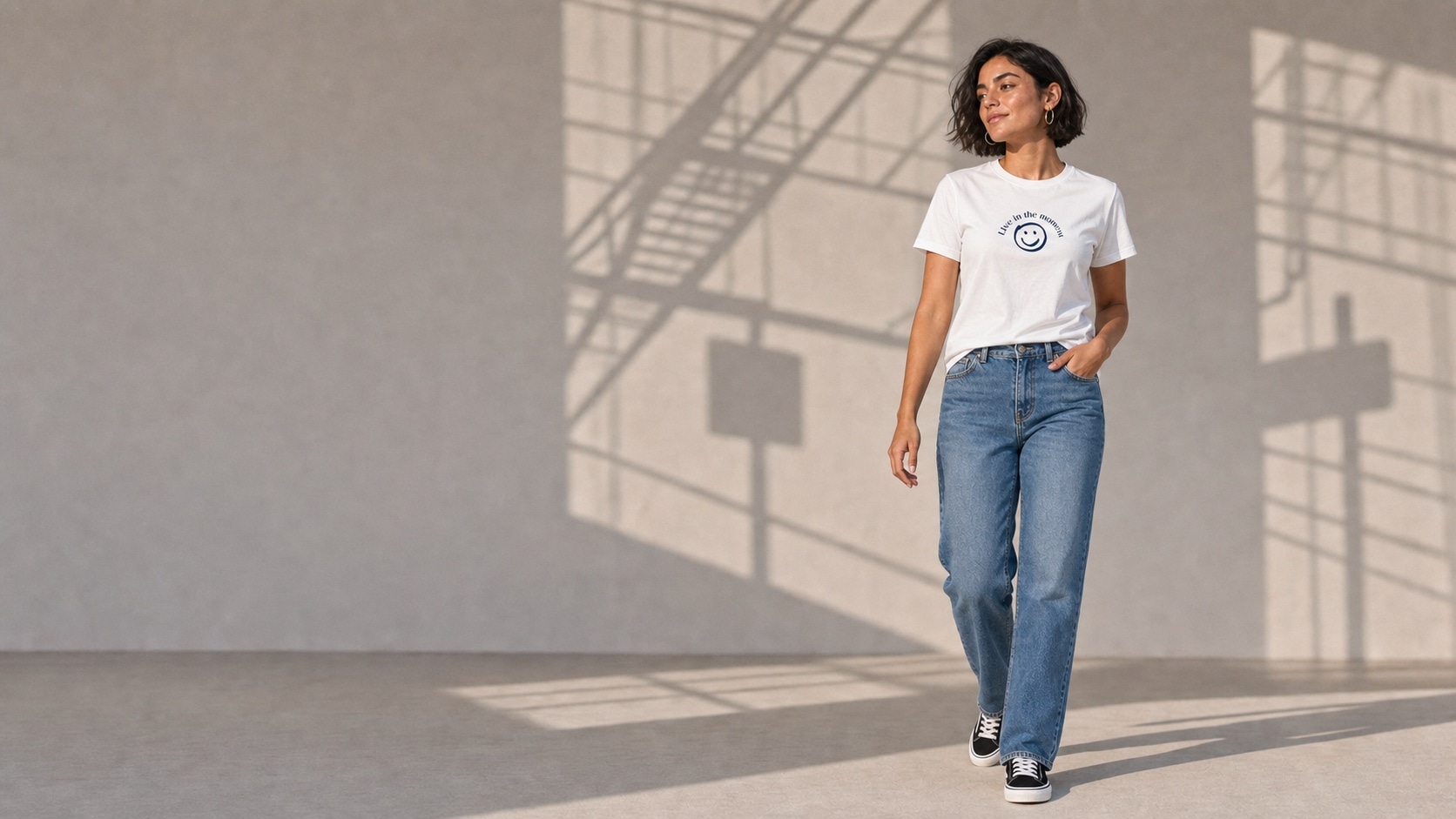 Modelo caminando con la camiseta Live in the moment