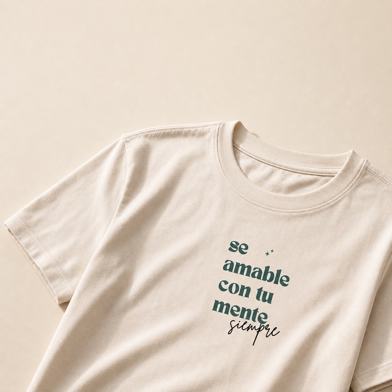 La camiseta extendida sobre fondo beige