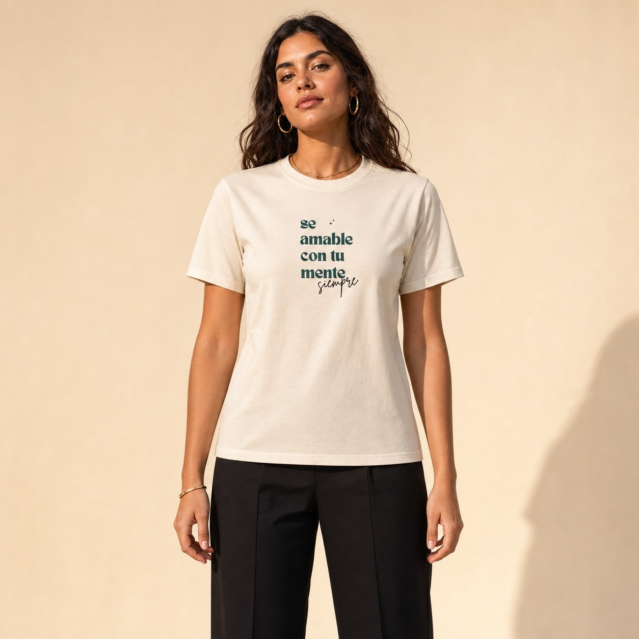 Modelo de frente con la camiseta Sé amable con tu mente en crudo