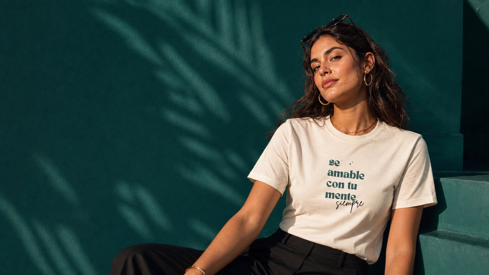 Modelo con la camiseta Sé amable con tu mente contra un muro verde
