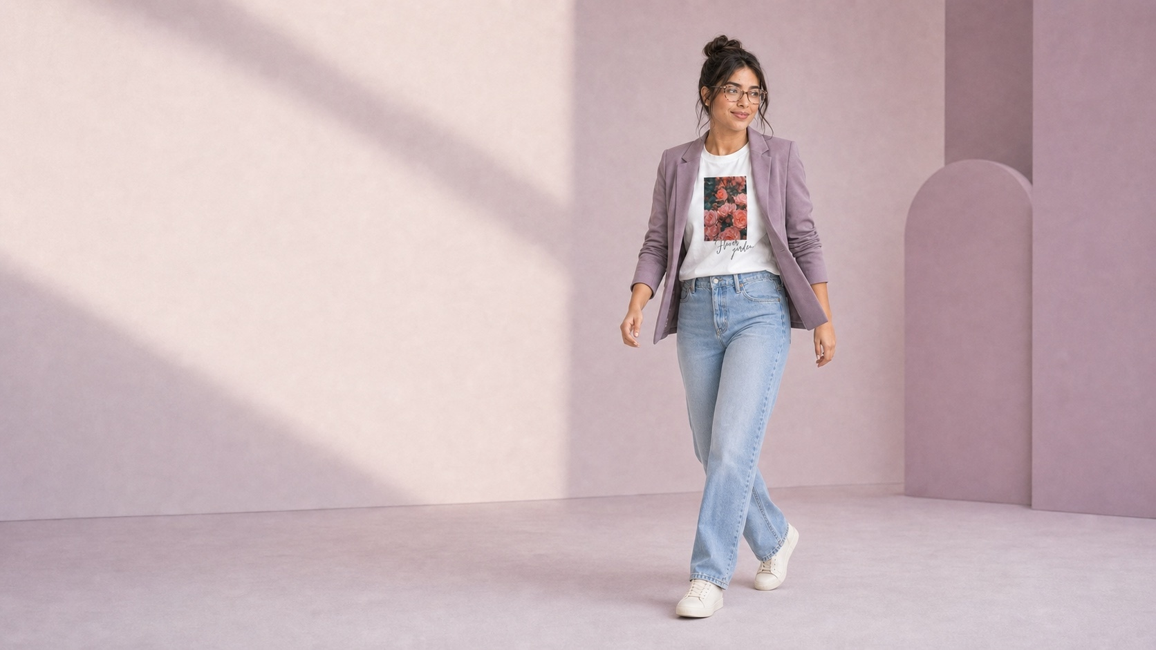 Modelo caminando con la camiseta Flower garden